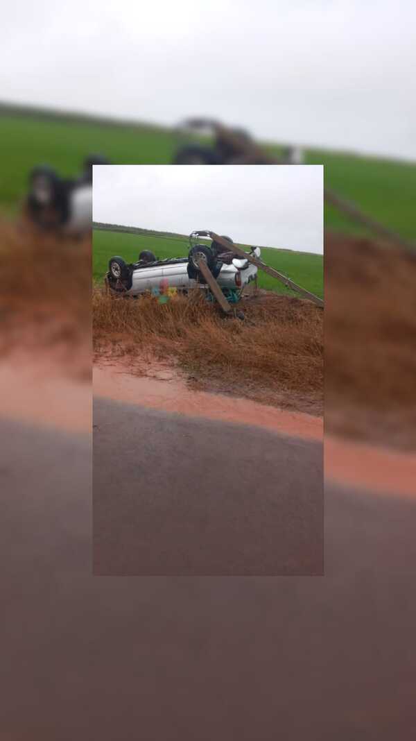 Conductor derribó una columna y volcó sobre Ruta Graneros del Sur