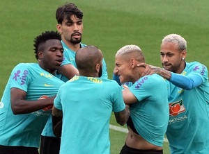 ¿Pelea o broma en el entrenamiento de Brasil? - La Prensa Futbolera
