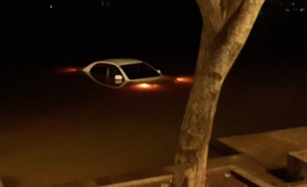 Le invitaron a una fiesta con “mucho líquido” y terminó en el lago