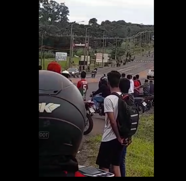 Diario HOY | VIDEO| Motociclistas realizan peligrosas carreras clandestinas en Encarnación