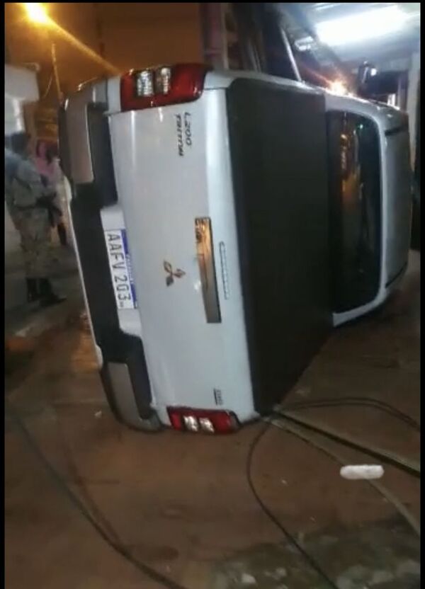 Vuelco de una camioneta en micro centro de PJC