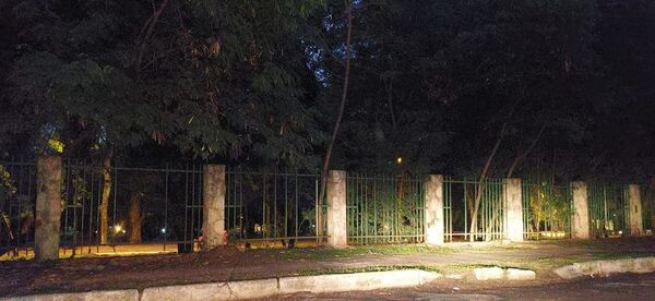 Roban las rejas del Parque Caballero - Policiales - ABC Color