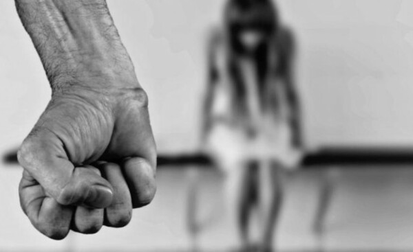 Una pareja y otras tres personas aprehendidas por violencia familiar