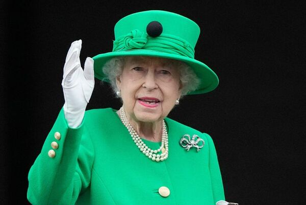 Ovacionada, Isabel II cierra los festejos de su Jubileo de Platino - Mundo - ABC Color
