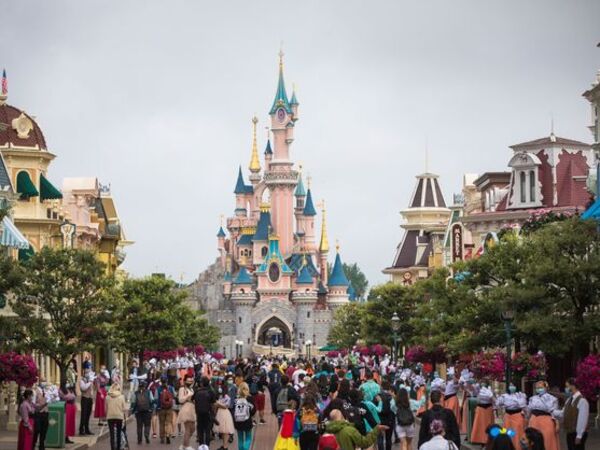 Arruina una romántica pedida de mano en Disneyland París y se hace viral