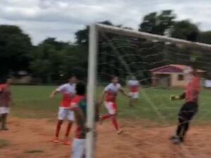 Insólita jugada en Yaguarón: ¡un buitre dio un pase gol y el árbitro convalidó el tanto! - Fútbol de Ascenso de Paraguay - ABC Color