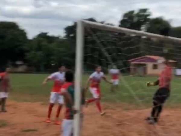 Insólita jugada en Yaguarón: ¡un buitre dio un pase gol y el árbitro convalidó el tanto! - Fútbol de Ascenso de Paraguay - ABC Color