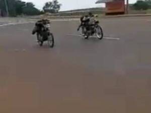 Crónica / [VIDEO] Con público y todo hacen carreras clandestinas sobre la ruta PY01
