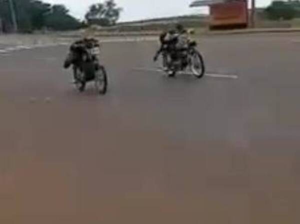 Crónica / [VIDEO] Con público y todo hacen carreras clandestinas sobre la ruta PY01