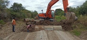 Limpian franja de dominio y colocan tubos para mejorar caminos en Alto Paraguay - .::Agencia IP::.