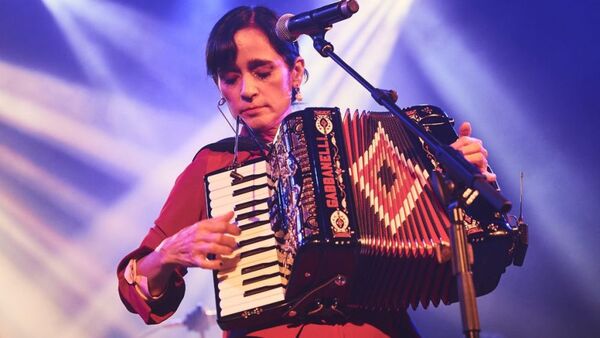 Julieta Venegas estrena “Caminar Sola” antes de su concierto en Paraguay