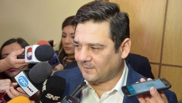 Buzarquis insiste en brindar informe sobre lavado de dinero a EEUU