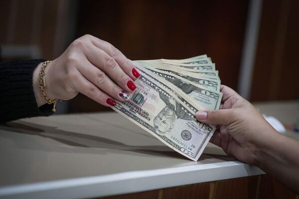 Remesas de dinero aumentaron levemente - Economía - ABC Color