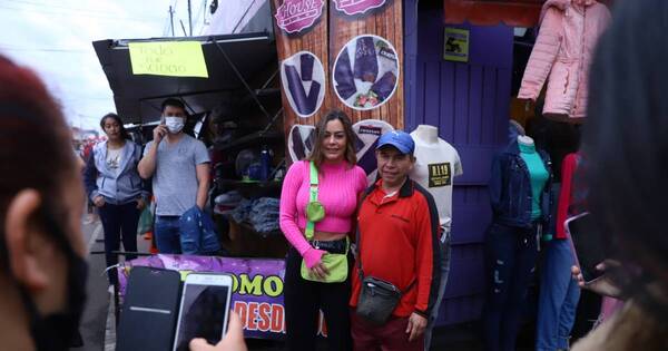 La Nación / Larissa Riquelme acaparó la atención en el Mercado 4