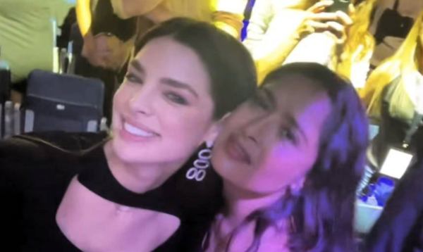 (VIDEO)Salma Hayek farreó con Nadia Ferreira en concierto de Marc Anthony