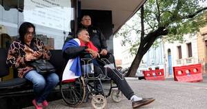 La Nación / Hombre se encadena frente al Ministerio de Trabajo en reclamo de indemnización