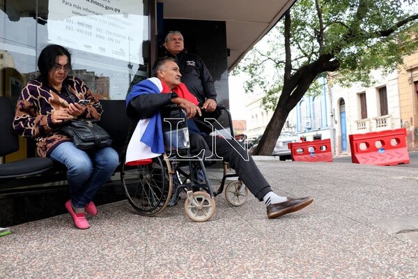 Hombre se encadena frente al Ministerio de Trabajo en reclamo de indemnización por 21 años de servicio