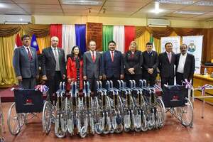China Taiwán dona sillas de ruedas y andadores al gobierno departamental de Itapúa