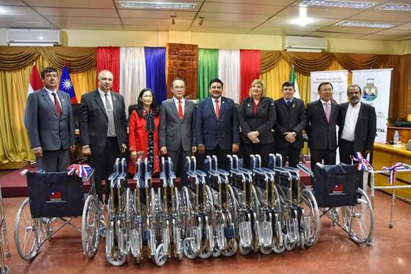 China Taiwán dona sillas de ruedas y andadores al gobierno departamental de Itapúa