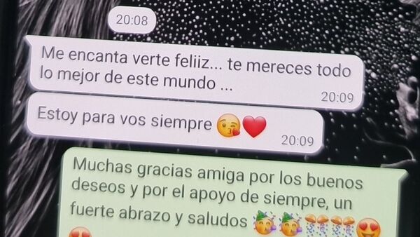 Jefa pilló que su empleado respondió sus mensajes de cumple