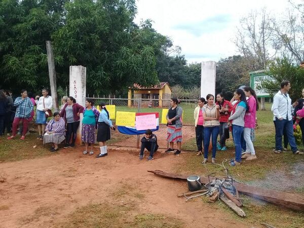 Padres y alumnos toman institución educativa para exigir apertura del Nivel Medio en Yrybucuá - Nacionales - ABC Color