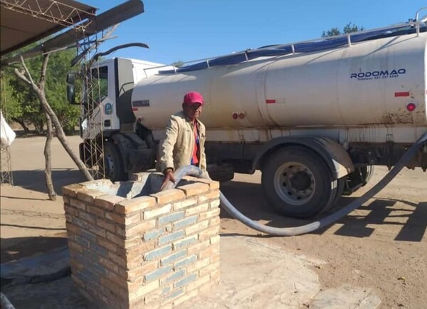 Gobernación de Boquerón asistió con distribución de agua a comisiones vecinales