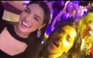 Crónica / [VIDEO] Salma Hayek también peló su video con Nadia Ferreira