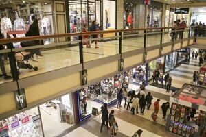Centros comerciales registran aumento de clientes, pero aún se ralentiza capacidad de compra
