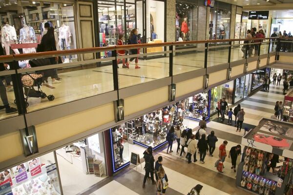 Centros comerciales registran aumento de clientes, pero aún se ralentiza capacidad de compra