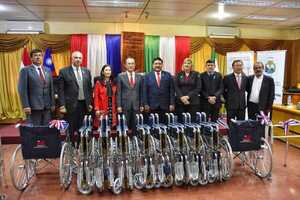 Gobierno de Taiwán dona sillas de ruedas y andadores a la Gobernación de Itapúa - La Clave
