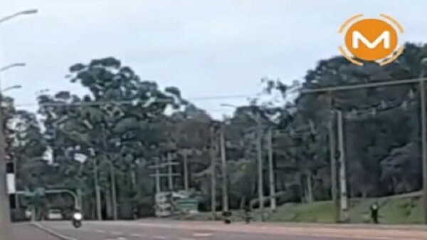 Pollada a la vista: Motociclistas protagonizaron peligrosa carrera clandestina | Noticias Paraguay