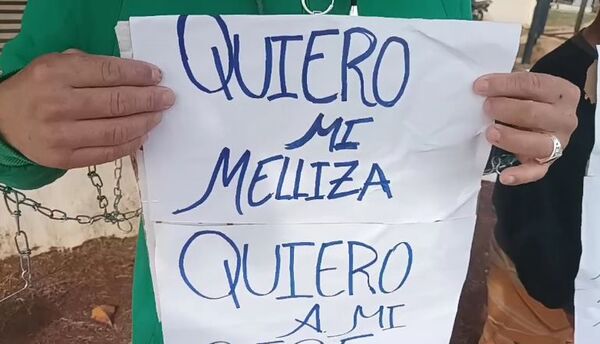 Pareja que asegura haber sido padres de mellizos se encadena frente a hospital franqueño - ABC en el Este - ABC Color