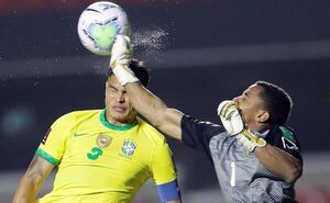 Portero venezolano Faríñez sufre lesión grave en rodilla izquierda - Fútbol - ABC Color