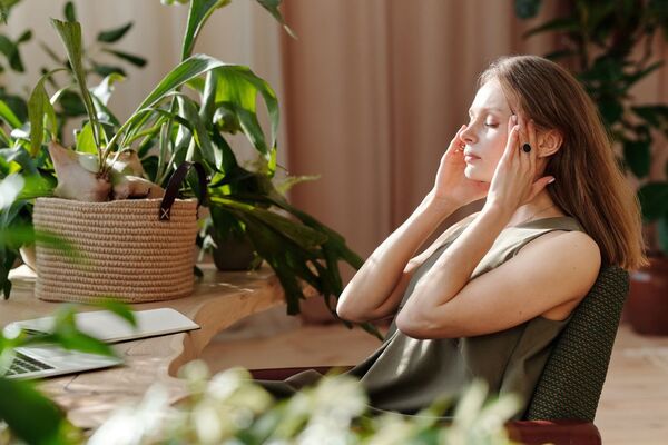 Alivia el dolor de cabeza con estos analgésicos naturales