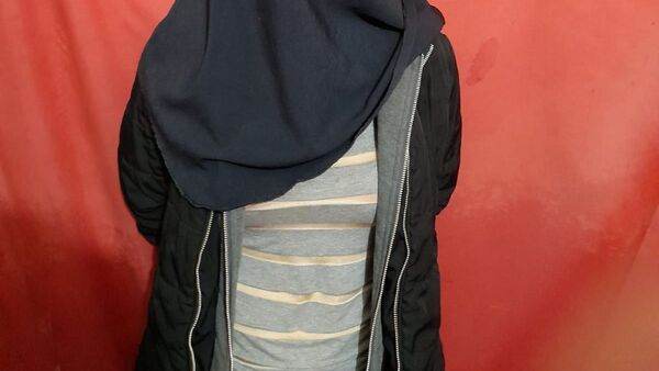 Graban a niñera maltratando a niño: la mujer hasta le mordía