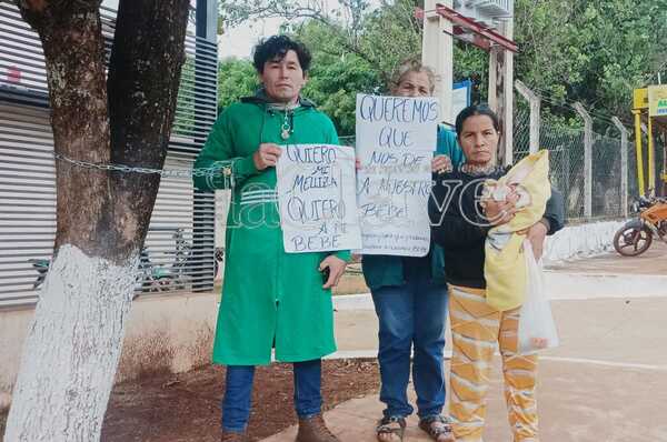 Padres que dicen haber tenido dos bebés se encadenan frente a hospital - La Clave