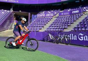 Crónica / El fénomeno cumple promesa por el ascenso: 500 km en bici...¡eléctrica!
