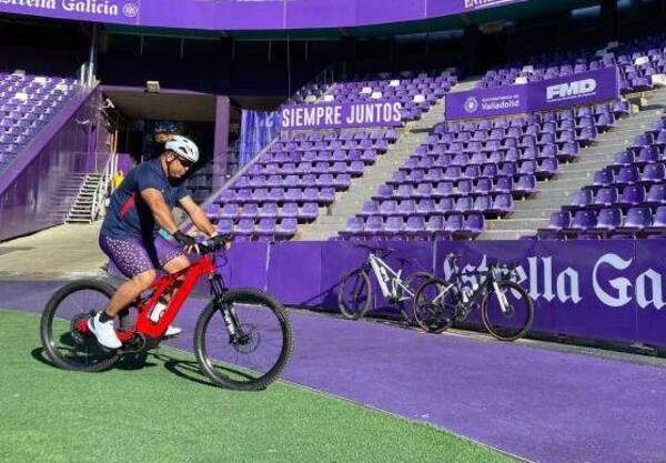 Crónica / El fénomeno cumple promesa por el ascenso: 500 km en bici...¡eléctrica!