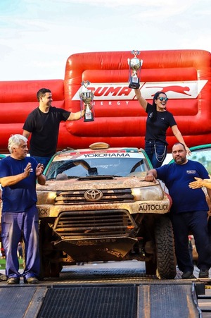 Andrea Lafarja en lo má alto del podio del Campeonato Nacional Puma Energy Desafío Caazapá