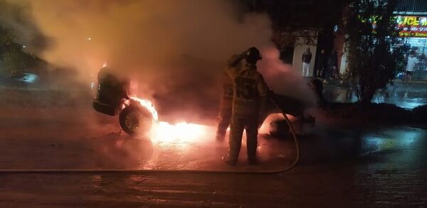 Ñemby: una camioneta se quema por completo en la vía pública - Policiales - ABC Color