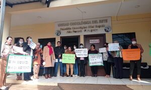 Pacientes oncológicos se manifiestan frente al Hospital Regional de CDE exigiendo insumos – Diario TNPRESS
