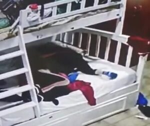 Niñera fue filmada maltratando a nene y fue detenida (VIDEO)