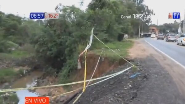 Cauce hídrico carcome ruta entre Luque y Areguá | Noticias Paraguay