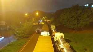 Doble fila de camiones sobre Ruta PY02 a cambio de presuntas “coimas” a Caminera - La Clave