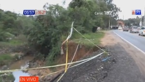 Cauce hídrico carcome importante ruta - PARAGUAYPE.COM