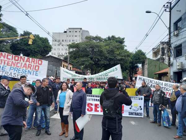 Diario HOY | Funcionarios penitenciarios cierran avenida en reclamo de pagos