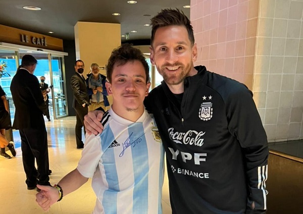 Messi le regala camiseta histórica a joven fanático - La Prensa Futbolera