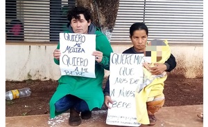 Padres se encadenan frente a hospital exigiendo la 'devolución' de uno de sus mellizos