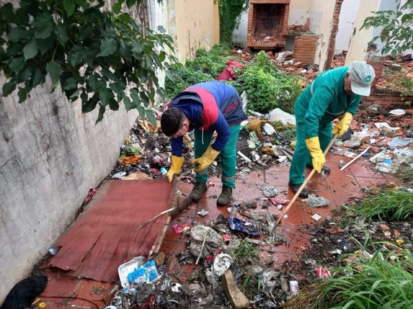 Diario HOY | Retiran cerca de 15 toneladas de basura de un inmueble abandonado en Asunción