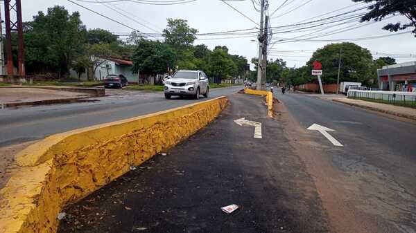 Angosto y desnivelado giro a la izquierda genera peligro sobre avenida Perón